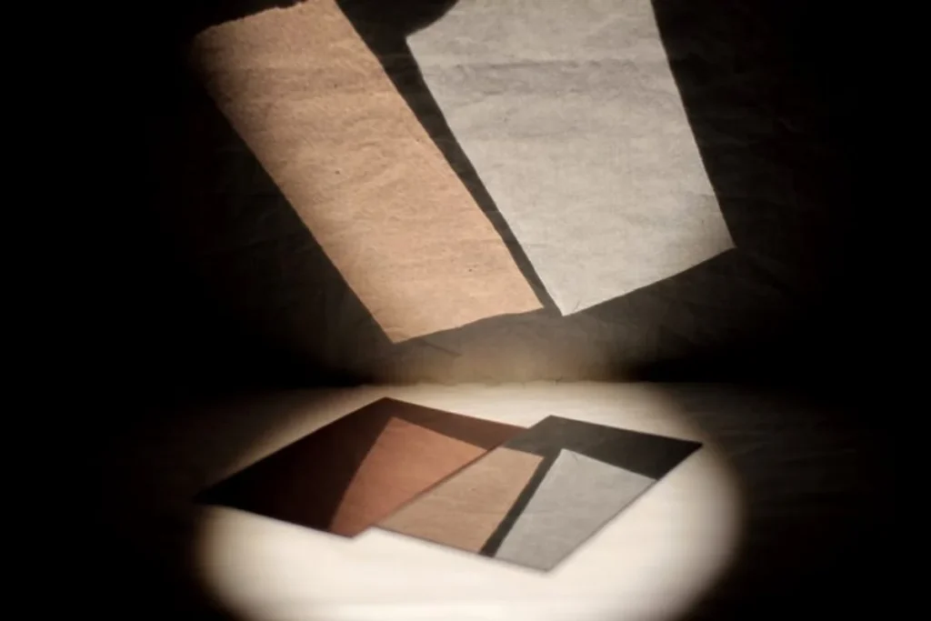 Polystyrolspiegel wirft zwei Papierflächen als Lichtprojektion an die Wand – Zubehör für Schattentheater, Theater der Schatten Bamberg