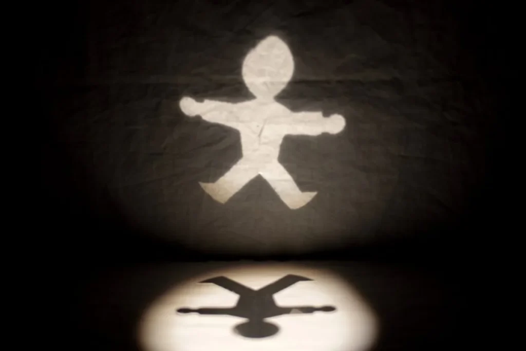Menschenförmiger Spiegel projiziert eine leuchtende Figur an die Wand – Zubehör für Schattentheater, Theater der Schatten Bamberg