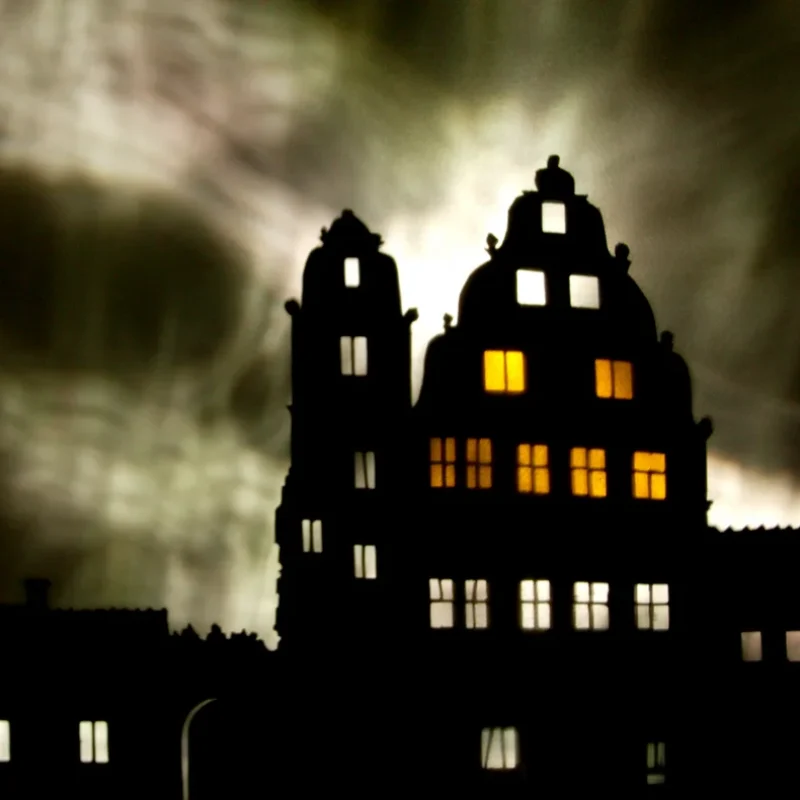 Schattentheater-Szene mit Stadtsilhouette bei Nacht – Theater der Schatten Bamberg