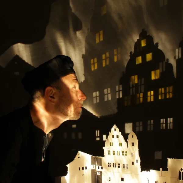 Performer mit Lichtquelle und Schattenspiel – Theater der Schatten Bamberg