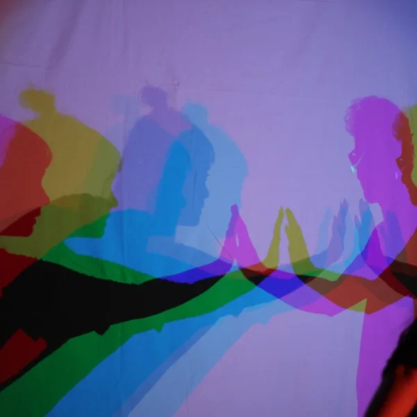 theater-der-schatten-workshop-farbige-schatten-beruehrung