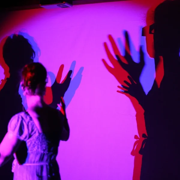 theater-der-schatten-workshop-teilnehmerinnen-farbige-schatten